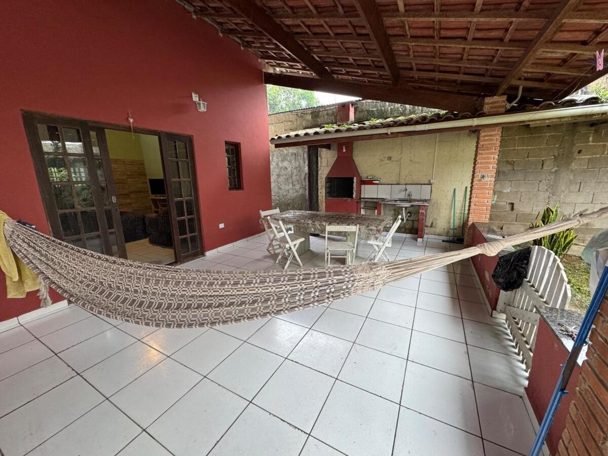 Casa de férias House In Large And Spacious